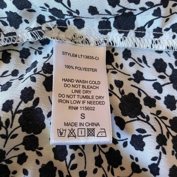 NWT by Chapter Ashley Gryre floral wrap top - Picture 6 of 7